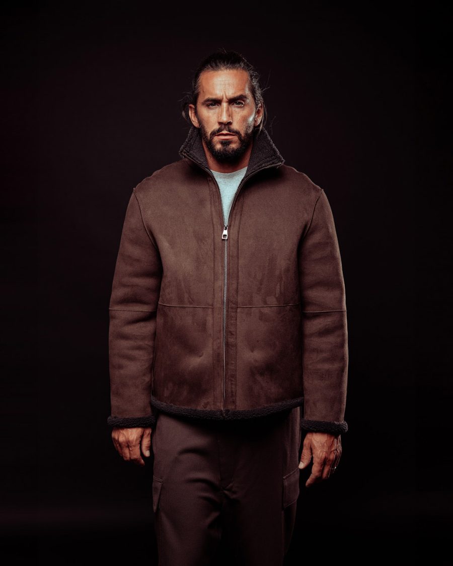Capo uomo Helmur Boston colore Bruno – still life su fondo nero