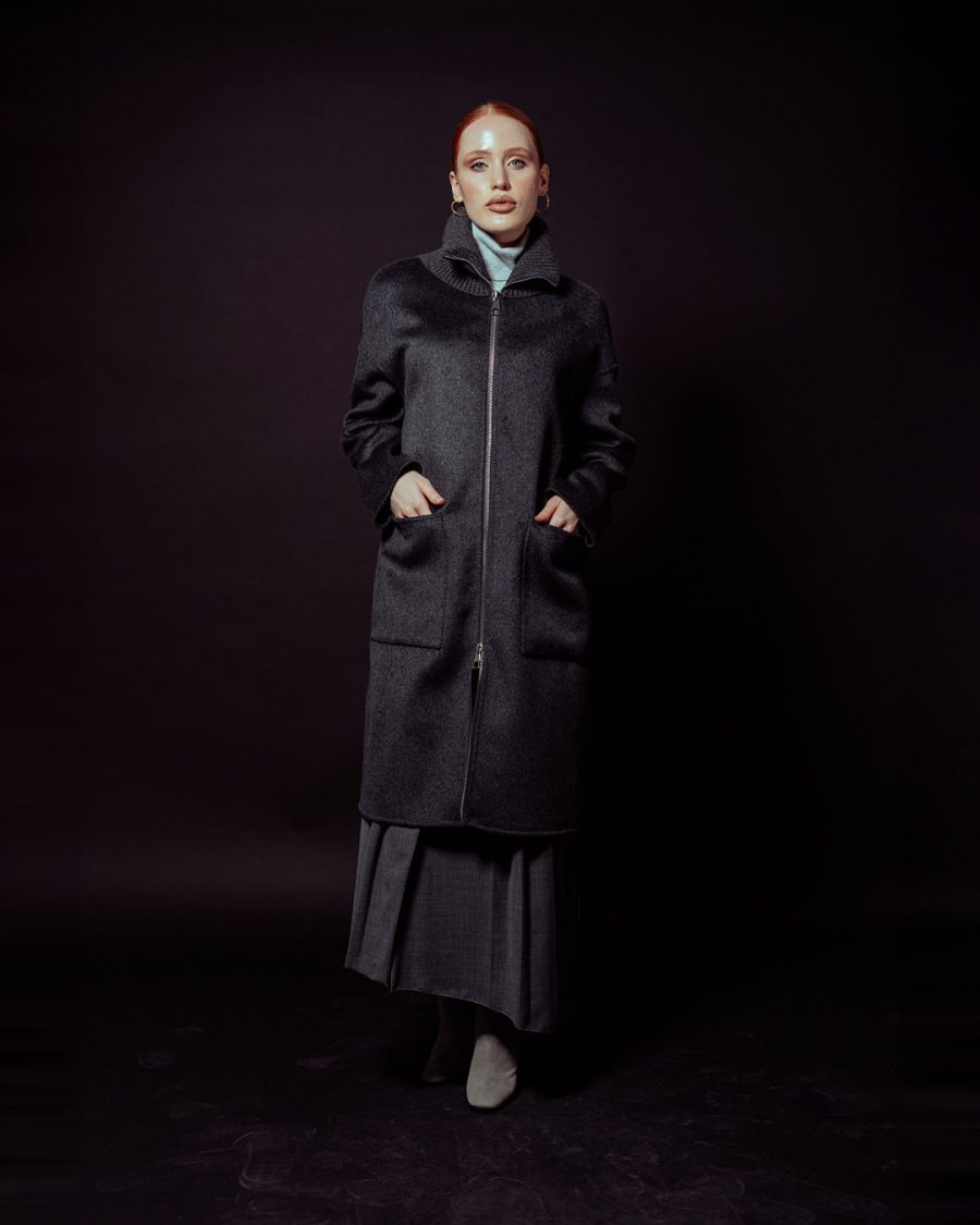 Cappotto donna Helmur Cambridge colore Antracite – still life su fondo nero