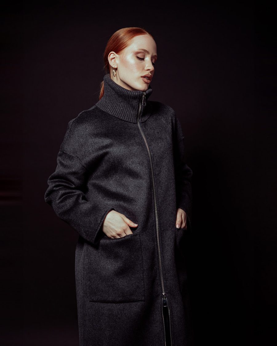 Cappotto donna Helmur Cambridge colore Antracite – still life su fondo nero