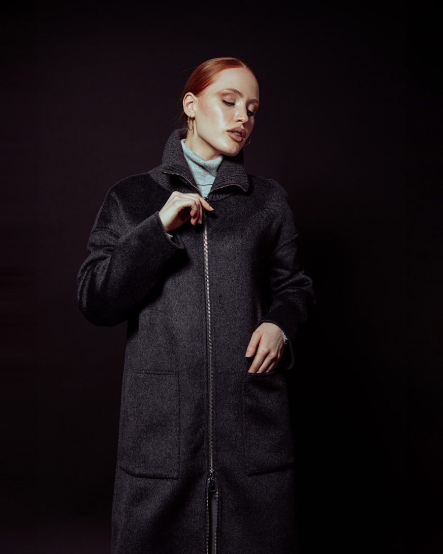 Cappotto donna Helmur Cambridge colore Antracite – still life su fondo nero