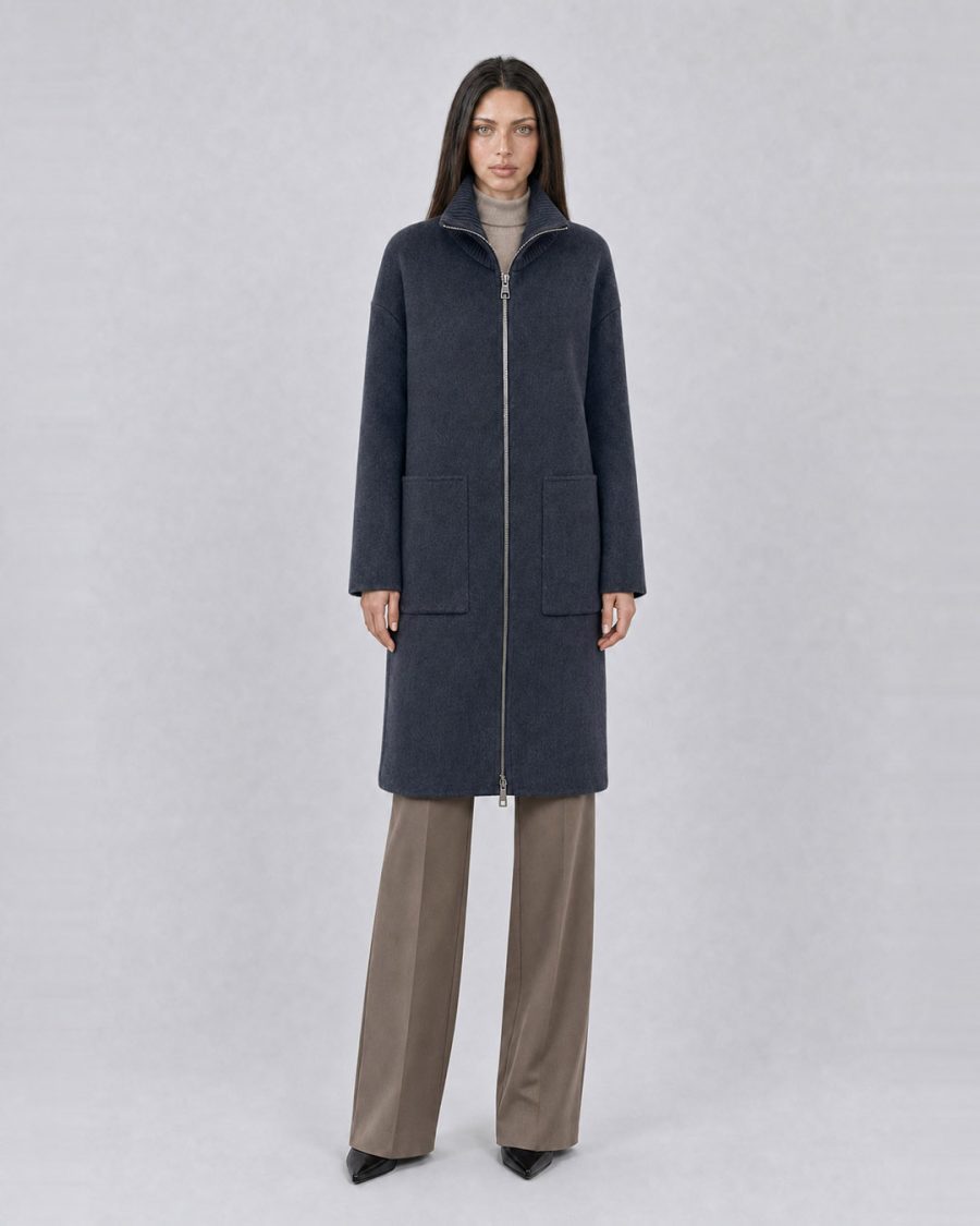 Cappotto donna Helmur Cambridge colore Avio – indossato, fronte