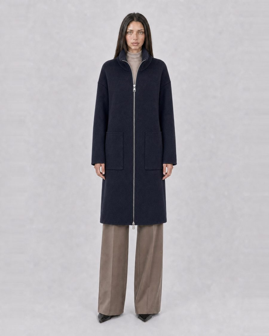 Cappotto donna Helmur Cambridge colore Blu – indossato, fronte