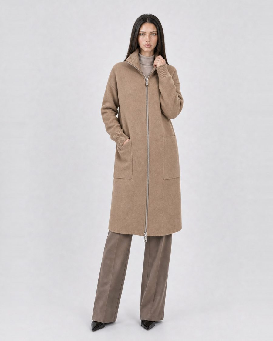 Cappotto donna Helmur Cambridge colore Sabbia – editoriale