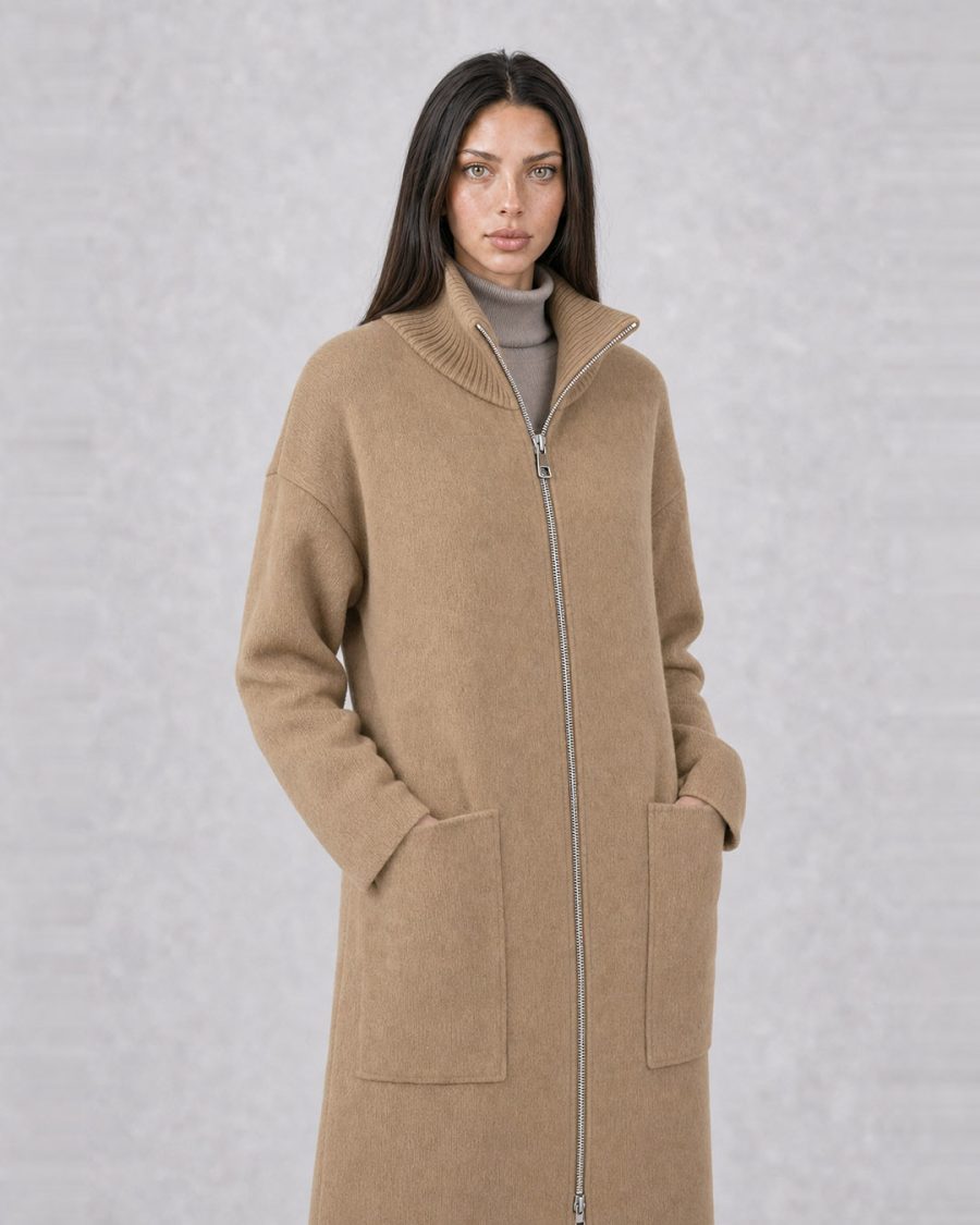 Cappotto donna Helmur Cambridge colore Sabbia – indossato, tre quarti