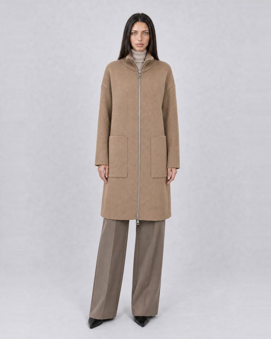 Cappotto donna Helmur Cambridge colore Sabbia – indossato, fronte