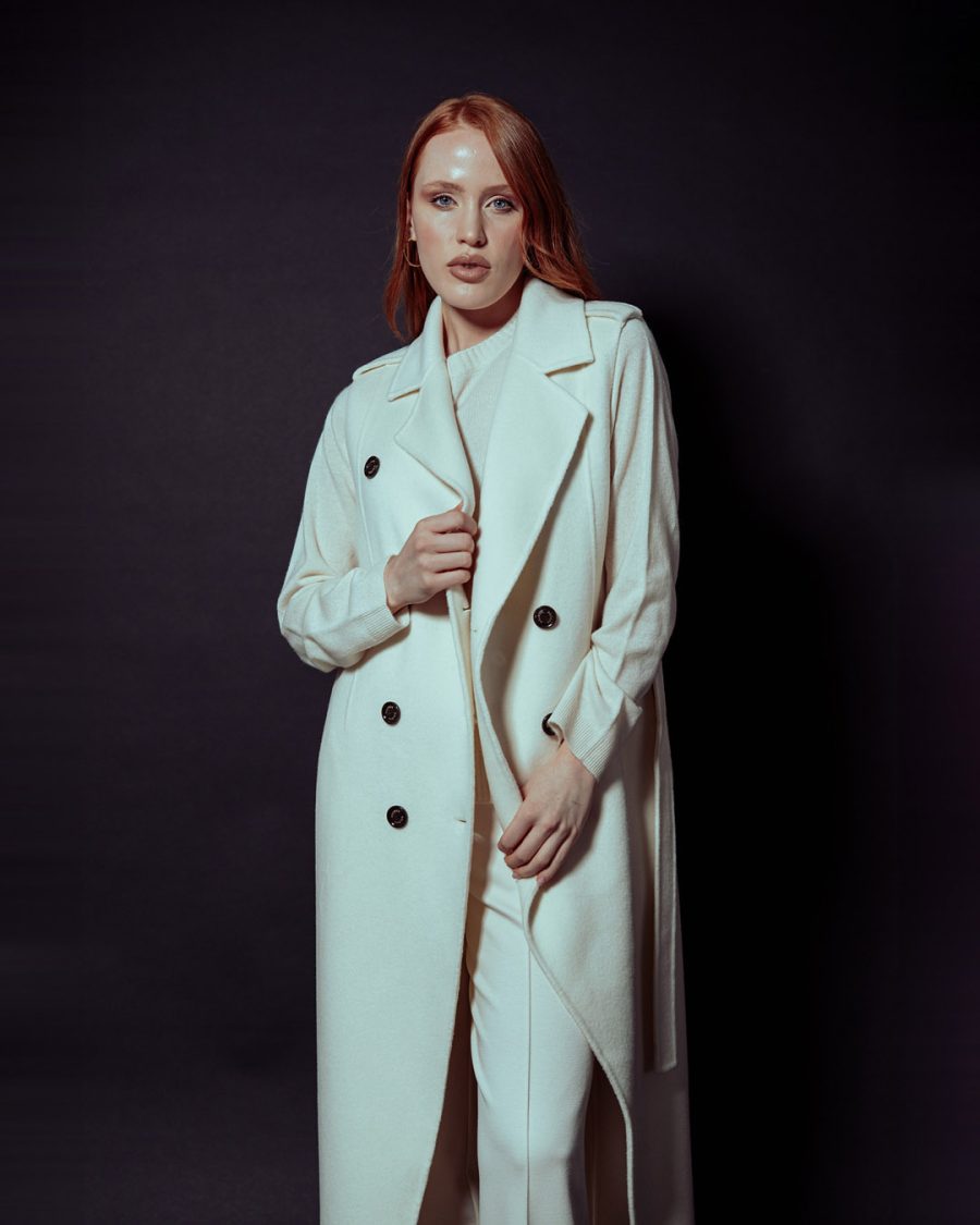 Cappotto donna Helmur Derby colore Panna – still life su fondo nero