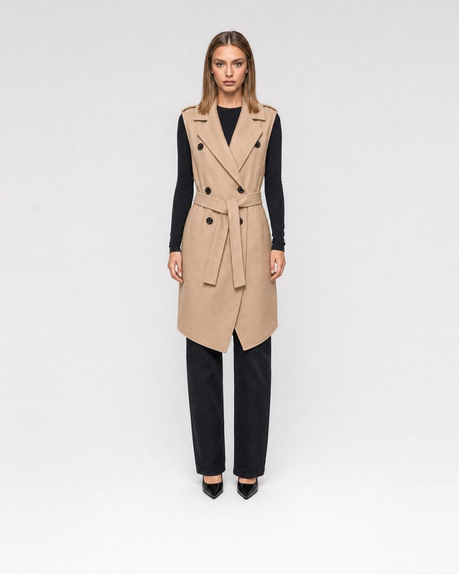 Cappotto donna Helmur Derby colore Sabbia – indossato, fronte