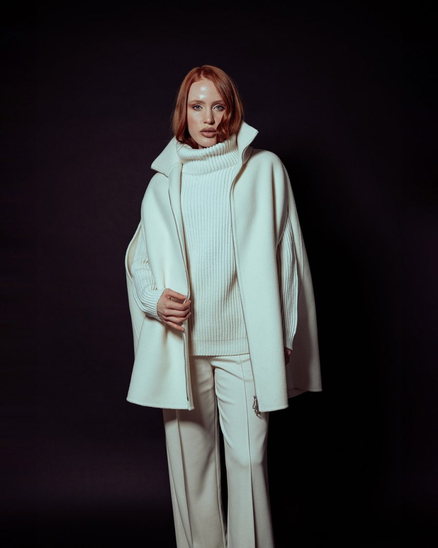 Cappotto donna Helmur Nottingham colore Panna – still life su fondo nero