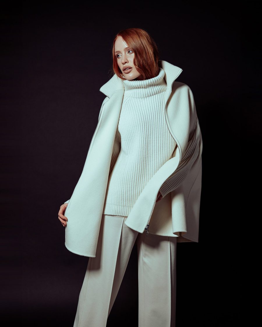 Cappotto donna Helmur Nottingham colore Panna – still life su fondo nero