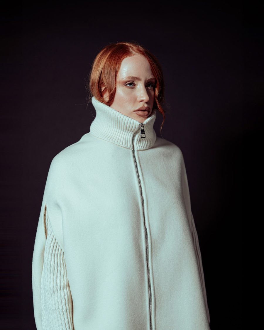 Cappotto donna Helmur Nottingham colore Panna – still life su fondo nero