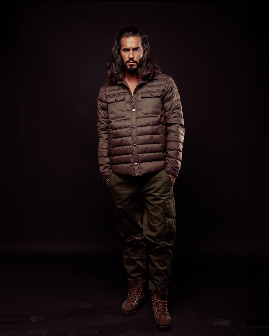 Giubbotto uomo Helmur Oxford colore Nocciola – still life su fondo nero
