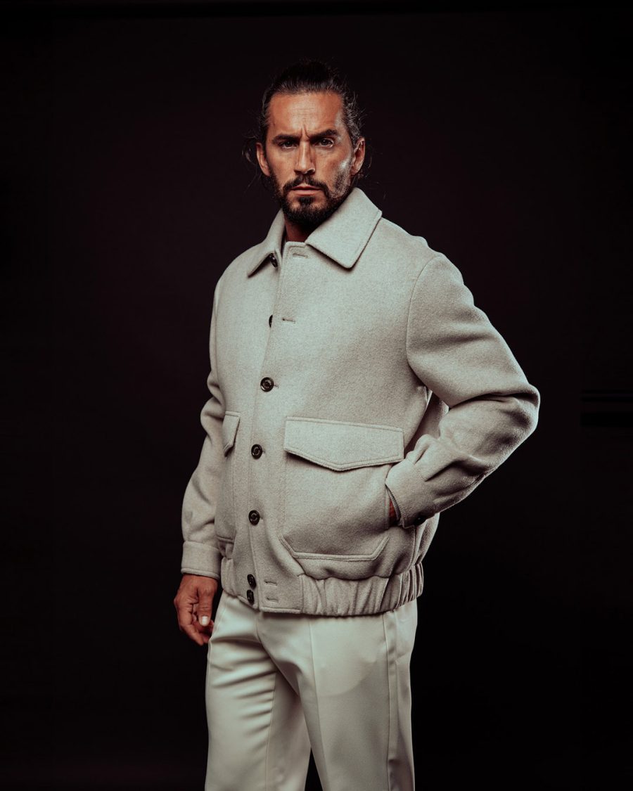 Cappotto uomo Helmur Rotterdam colore Roccia – still life su fondo nero