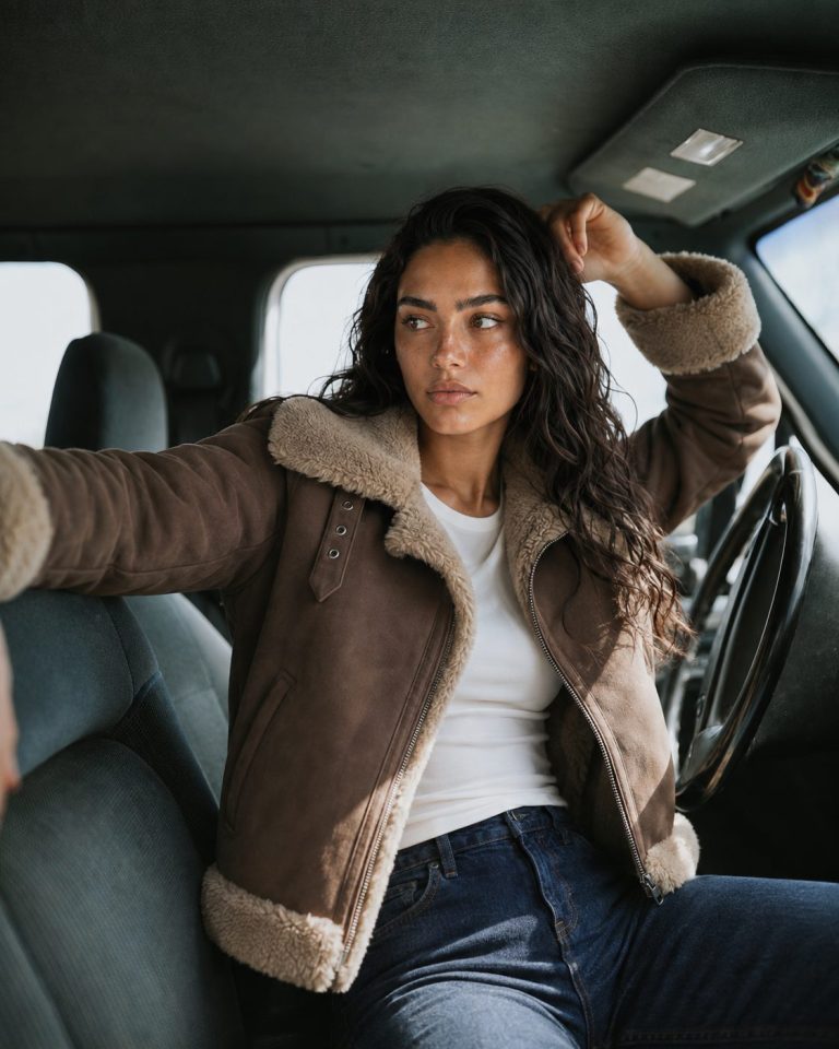 Collezione donna Helmur: cappotto in lana cacao indossato